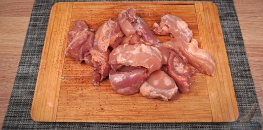 Фото приготовления рецепта: Курица, запечённая со свёклой и фетой - шаг №8