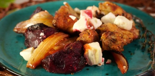 Фото приготовления рецепта: Курица, запечённая со свёклой и фетой - шаг №16