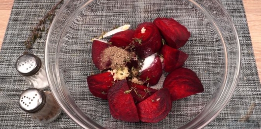 Фото приготовления рецепта: Курица, запечённая со свёклой и фетой - шаг №4