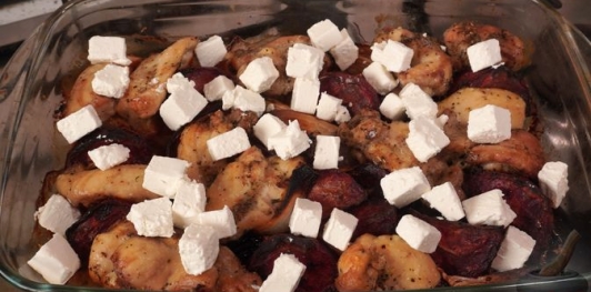 Фото приготовления рецепта: Курица, запечённая со свёклой и фетой - шаг №14