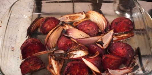 Фото приготовления рецепта: Курица, запечённая со свёклой и фетой - шаг №11