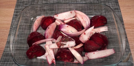 Фото приготовления рецепта: Курица, запечённая со свёклой и фетой - шаг №7