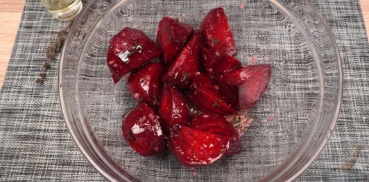 Фото приготовления рецепта: Курица, запечённая со свёклой и фетой - шаг №5