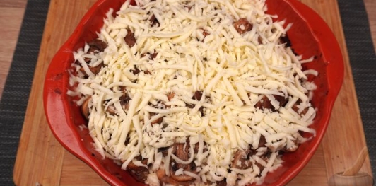 Фото приготовления рецепта: Куриные голени, запечённые с шампиньонам и моцареллой - шаг №11