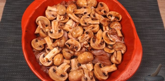 Фото приготовления рецепта: Куриные голени, запечённые с шампиньонам и моцареллой - шаг №8