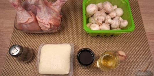 Фото приготовления рецепта: Куриные голени, запечённые с шампиньонам и моцареллой - шаг №1