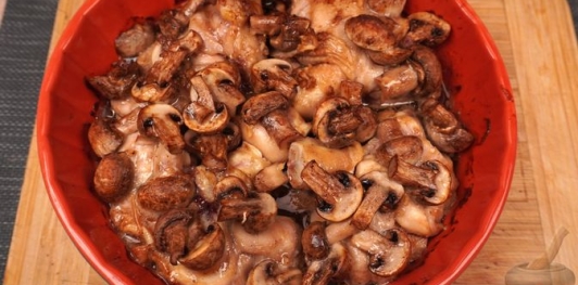 Фото приготовления рецепта: Куриные голени, запечённые с шампиньонам и моцареллой - шаг №9