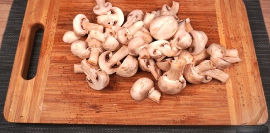 Фото приготовления рецепта: Куриные голени, запечённые с шампиньонам и моцареллой - шаг №6