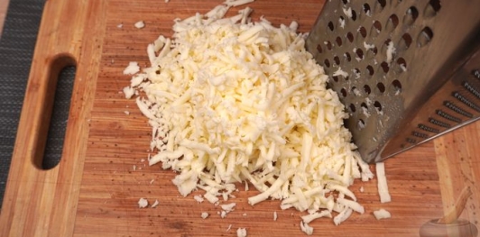 Фото приготовления рецепта: Куриные голени, запечённые с шампиньонам и моцареллой - шаг №10