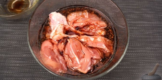 Фото приготовления рецепта: Куриные голени, запечённые с шампиньонам и моцареллой - шаг №4