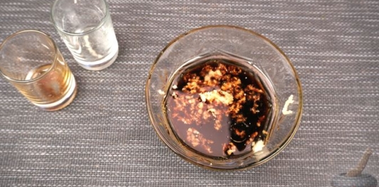 Фото приготовления рецепта: Куриные голени, запечённые с шампиньонам и моцареллой - шаг №3