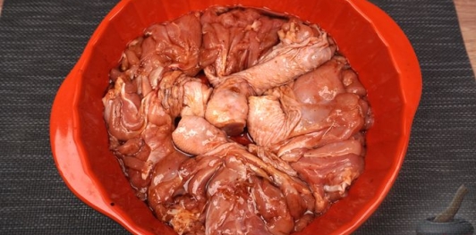 Фото приготовления рецепта: Куриные голени, запечённые с шампиньонам и моцареллой - шаг №5