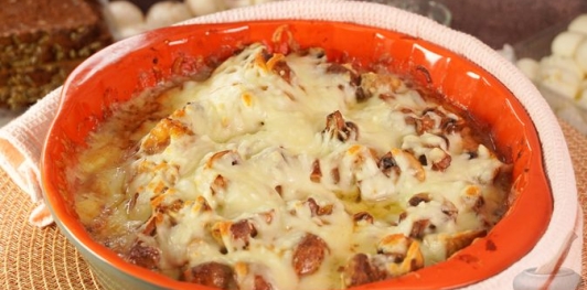 Фото приготовления рецепта: Куриные голени, запечённые с шампиньонам и моцареллой - шаг №14