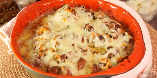 Фото приготовления рецепта: Куриные голени, запечённые с шампиньонам и моцареллой - шаг №13