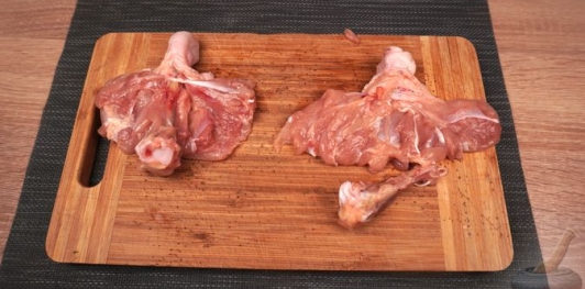 Фото приготовления рецепта: Куриные голени, запечённые с шампиньонам и моцареллой - шаг №2