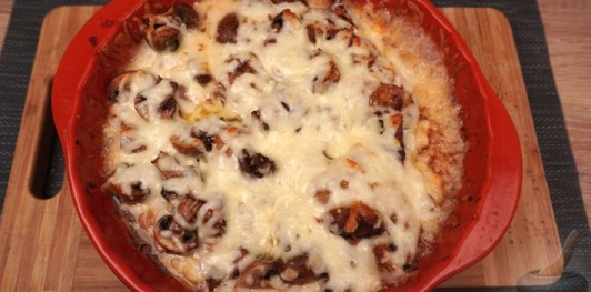 Фото приготовления рецепта: Куриные голени, запечённые с шампиньонам и моцареллой - шаг №12