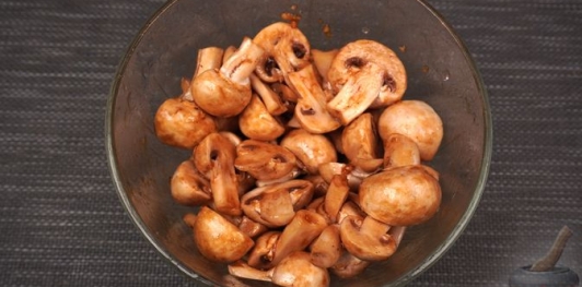 Фото приготовления рецепта: Куриные голени, запечённые с шампиньонам и моцареллой - шаг №7