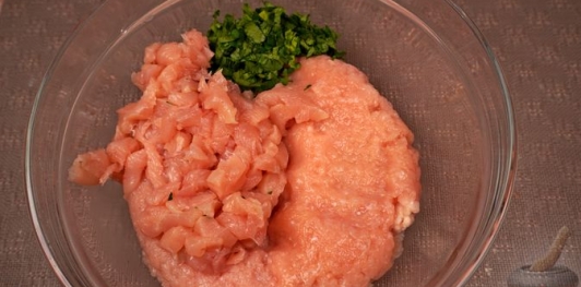 Фото приготовления рецепта: Куриный рулет с фисташками, курагой и беконом - шаг №5