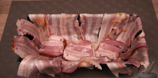 Фото приготовления рецепта: Куриный рулет с фисташками, курагой и беконом - шаг №17