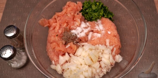 Фото приготовления рецепта: Куриный рулет с фисташками, курагой и беконом - шаг №8