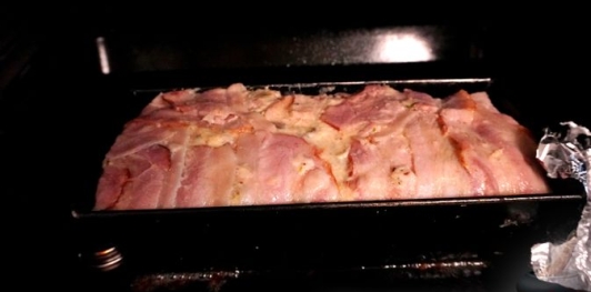 Фото приготовления рецепта: Куриный рулет с фисташками, курагой и беконом - шаг №21