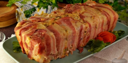 Фото приготовления рецепта: Куриный рулет с фисташками, курагой и беконом - шаг №23