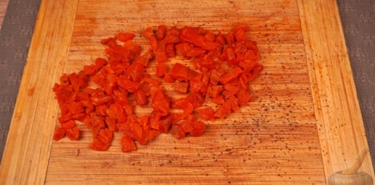 Фото приготовления рецепта: Куриный рулет с фисташками, курагой и беконом - шаг №12