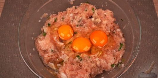 Фото приготовления рецепта: Куриный рулет с фисташками, курагой и беконом - шаг №10