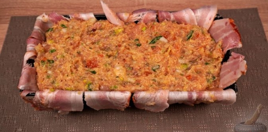 Фото приготовления рецепта: Куриный рулет с фисташками, курагой и беконом - шаг №18