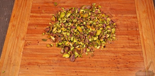 Фото приготовления рецепта: Куриный рулет с фисташками, курагой и беконом - шаг №13