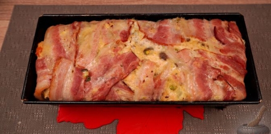 Фото приготовления рецепта: Куриный рулет с фисташками, курагой и беконом - шаг №22