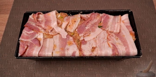 Фото приготовления рецепта: Куриный рулет с фисташками, курагой и беконом - шаг №19