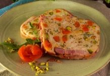 Куриный рулет с фисташками, курагой и беконом