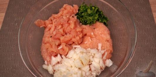 Фото приготовления рецепта: Куриный рулет с фисташками, курагой и беконом - шаг №7