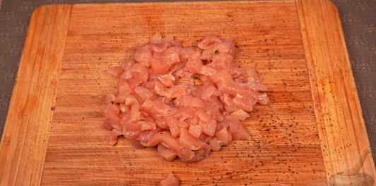 Фото приготовления рецепта: Куриный рулет с фисташками, курагой и беконом - шаг №4