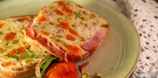 Фото приготовления рецепта: Куриный рулет с фисташками, курагой и беконом - шаг №24