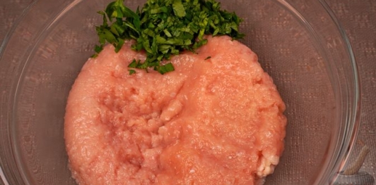 Фото приготовления рецепта: Куриный рулет с фисташками, курагой и беконом - шаг №3