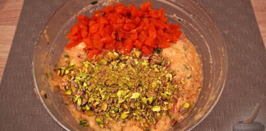 Фото приготовления рецепта: Куриный рулет с фисташками, курагой и беконом - шаг №14