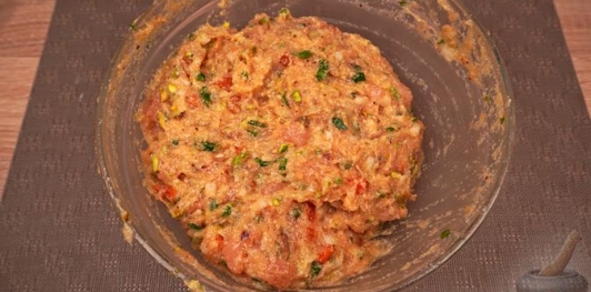 Фото приготовления рецепта: Куриный рулет с фисташками, курагой и беконом - шаг №15