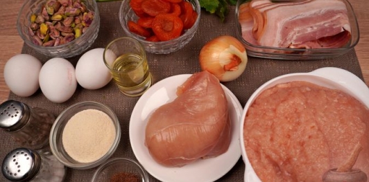 Фото приготовления рецепта: Куриный рулет с фисташками, курагой и беконом - шаг №1