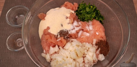 Фото приготовления рецепта: Куриный рулет с фисташками, курагой и беконом - шаг №9