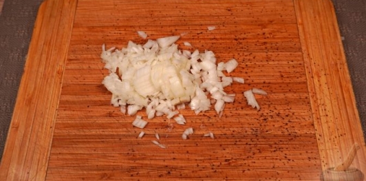 Фото приготовления рецепта: Куриный рулет с фисташками, курагой и беконом - шаг №6