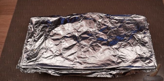 Фото приготовления рецепта: Куриный рулет с фисташками, курагой и беконом - шаг №20