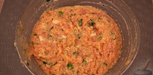 Фото приготовления рецепта: Куриный рулет с фисташками, курагой и беконом - шаг №11