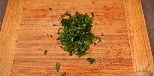 Фото приготовления рецепта: Куриный рулет с фисташками, курагой и беконом - шаг №2