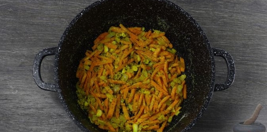 Фото приготовления рецепта: Куриный суп с булгуром и грибами - шаг №11