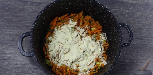 Фото приготовления рецепта: Куриный суп с булгуром и грибами - шаг №10