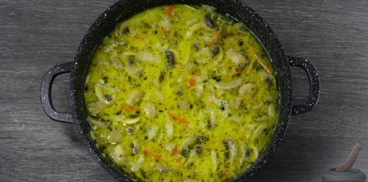 Фото приготовления рецепта: Куриный суп с булгуром и грибами - шаг №19