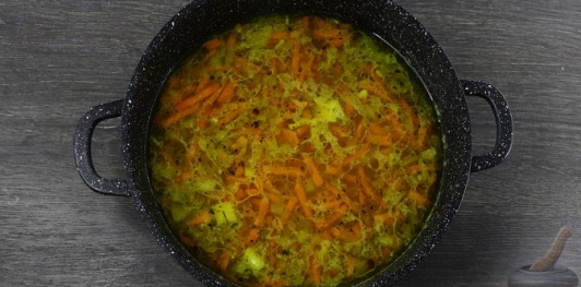 Фото приготовления рецепта: Куриный суп с булгуром и грибами - шаг №14