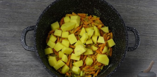 Фото приготовления рецепта: Куриный суп с булгуром и грибами - шаг №13